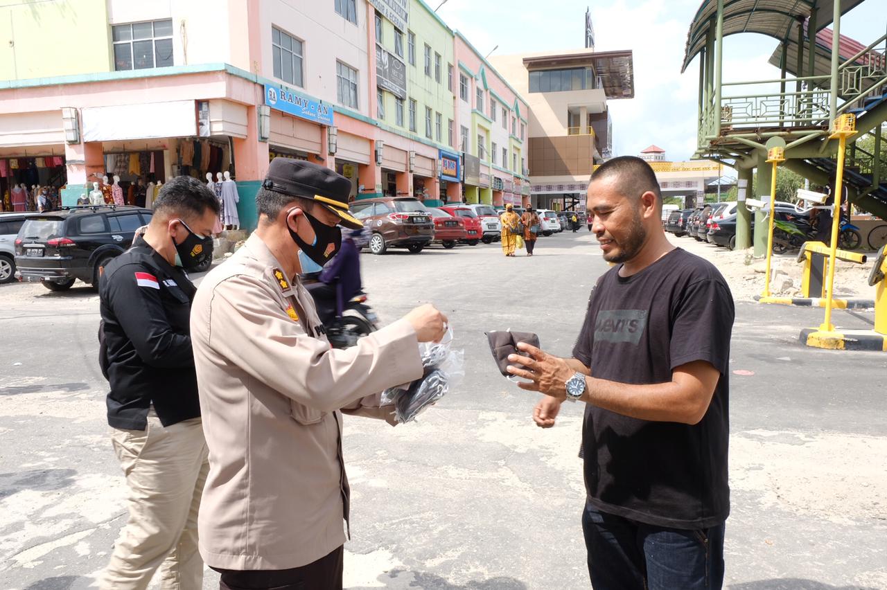 Bid Humas Polda Riau Lakukan Pembagian Masker Kepada Warga Dan Pengguna Jalan